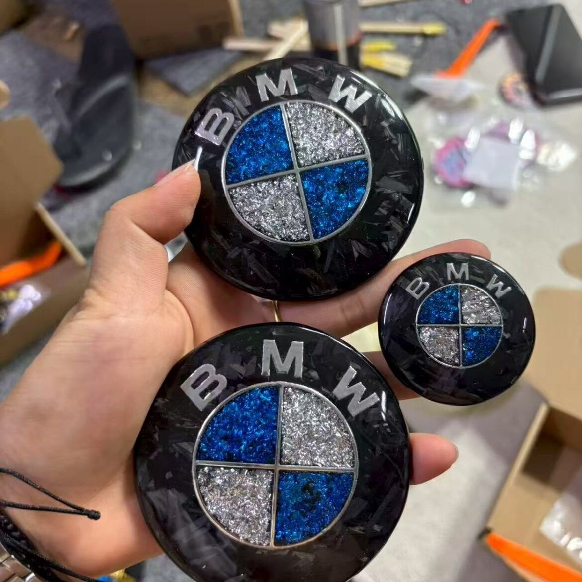 Suitable for BMW front and rear emblems, hood emblems, black and gold dual-tone front and rear wheels, custom steering wheel logos, carbon fiber