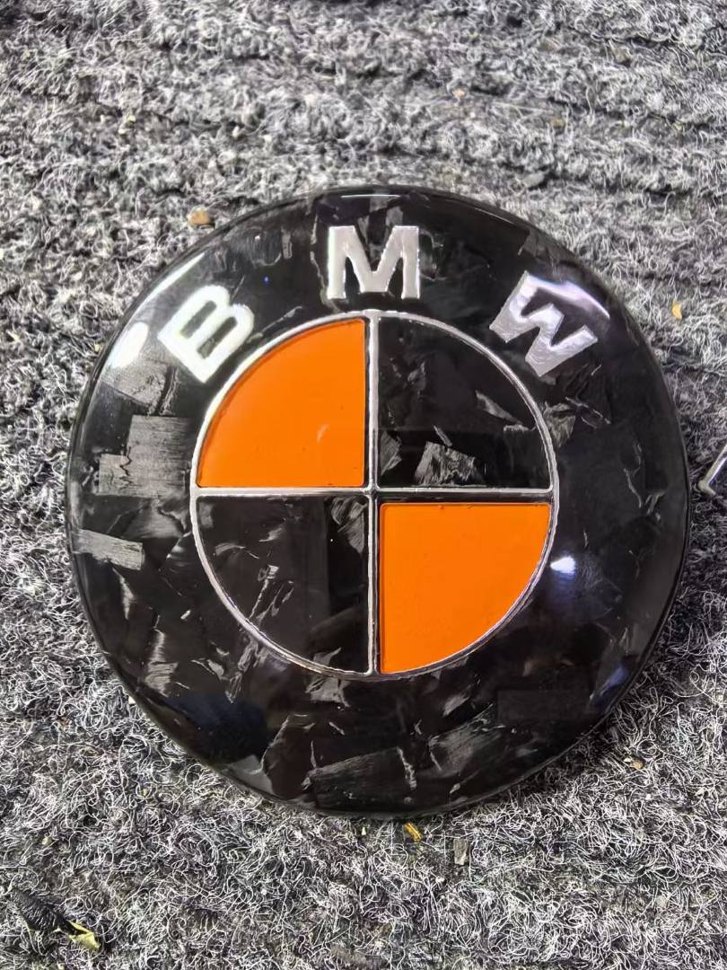 Suitable for BMW front and rear emblems, hood emblems, black and gold dual-tone front and rear wheels, custom steering wheel logos, carbon fiber